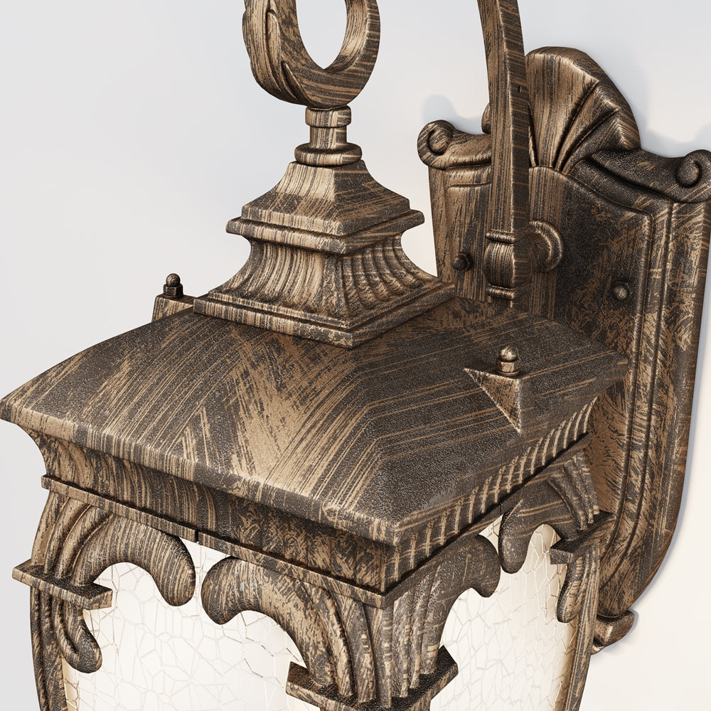 Détail du bras courbé et du chapiteau supérieur en métal texturé.