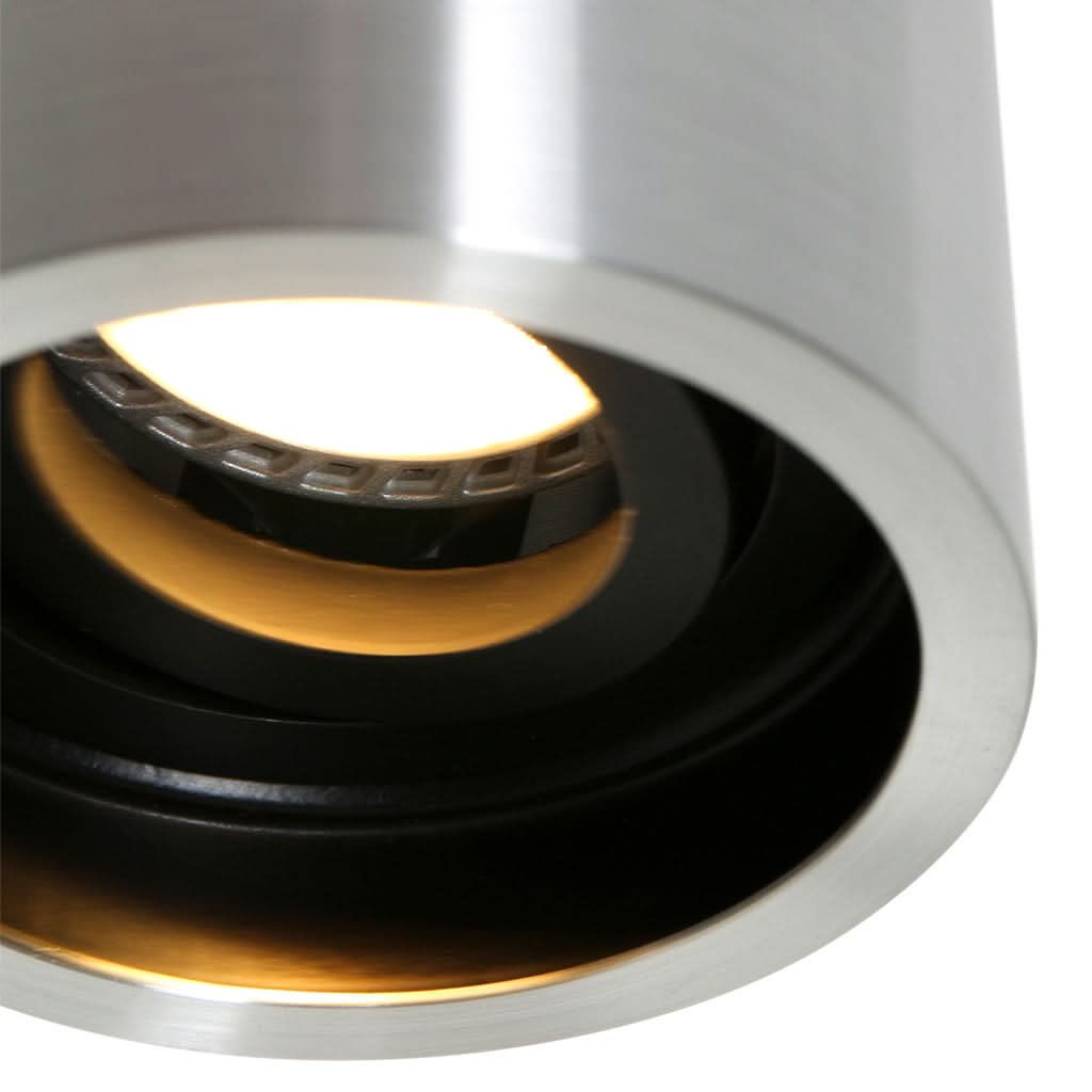 Gros plan sur la source LED, réflecteur doré et bague noire crantée