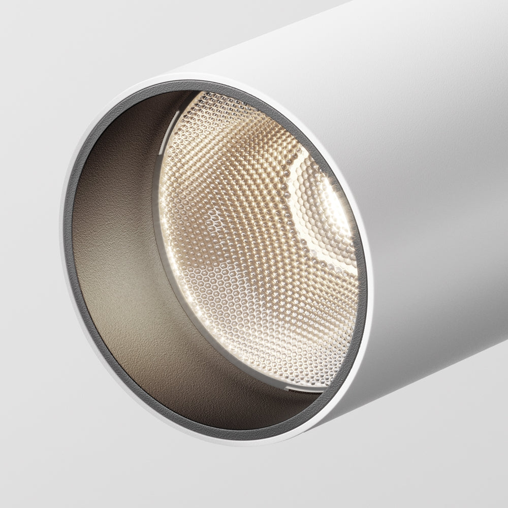 Gros plan sur la lentille honeycomb et la collerette intérieure beige du projecteur.