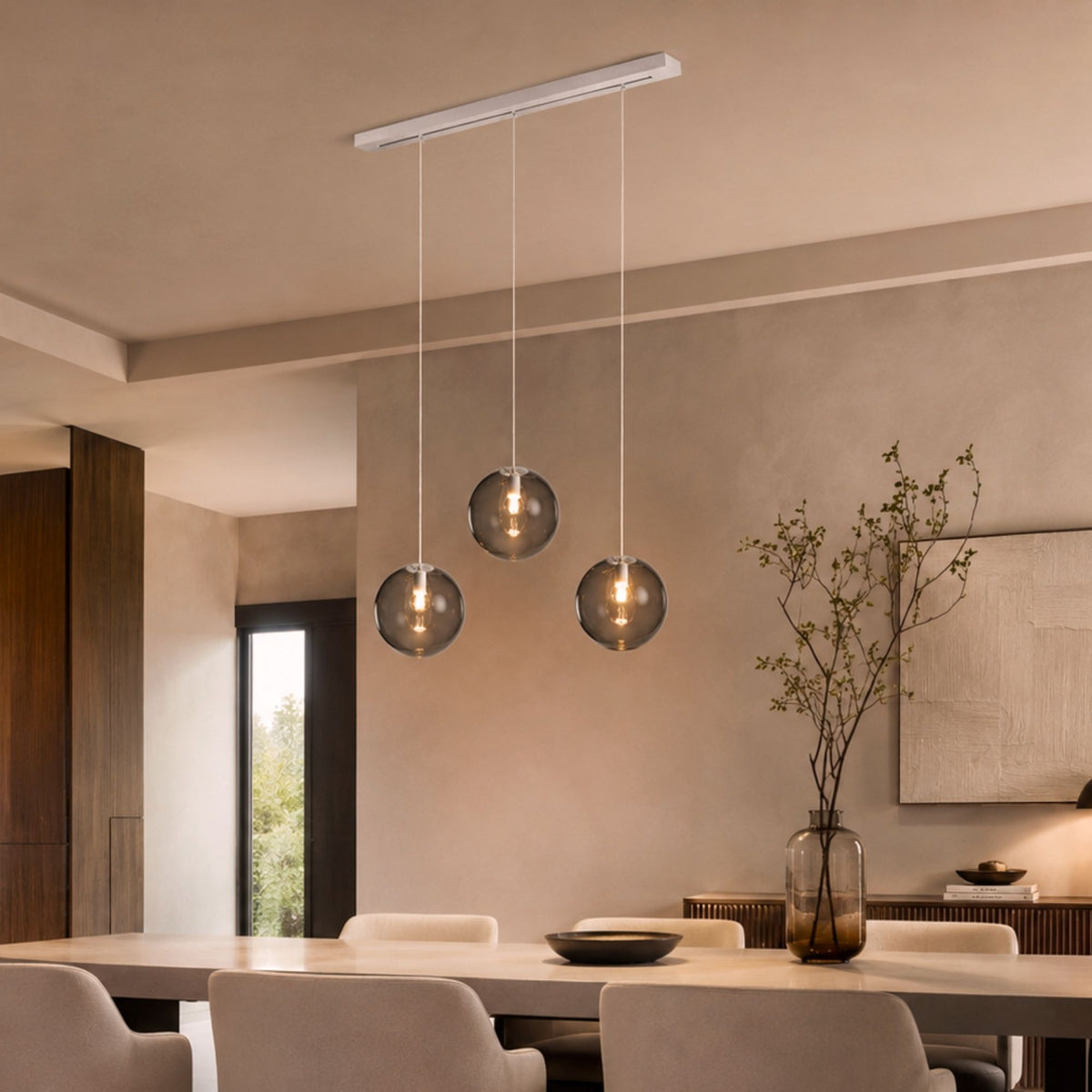Trois globes en verre fumé sur barre blanche, mise en ambiance au-dessus d'un buffet
