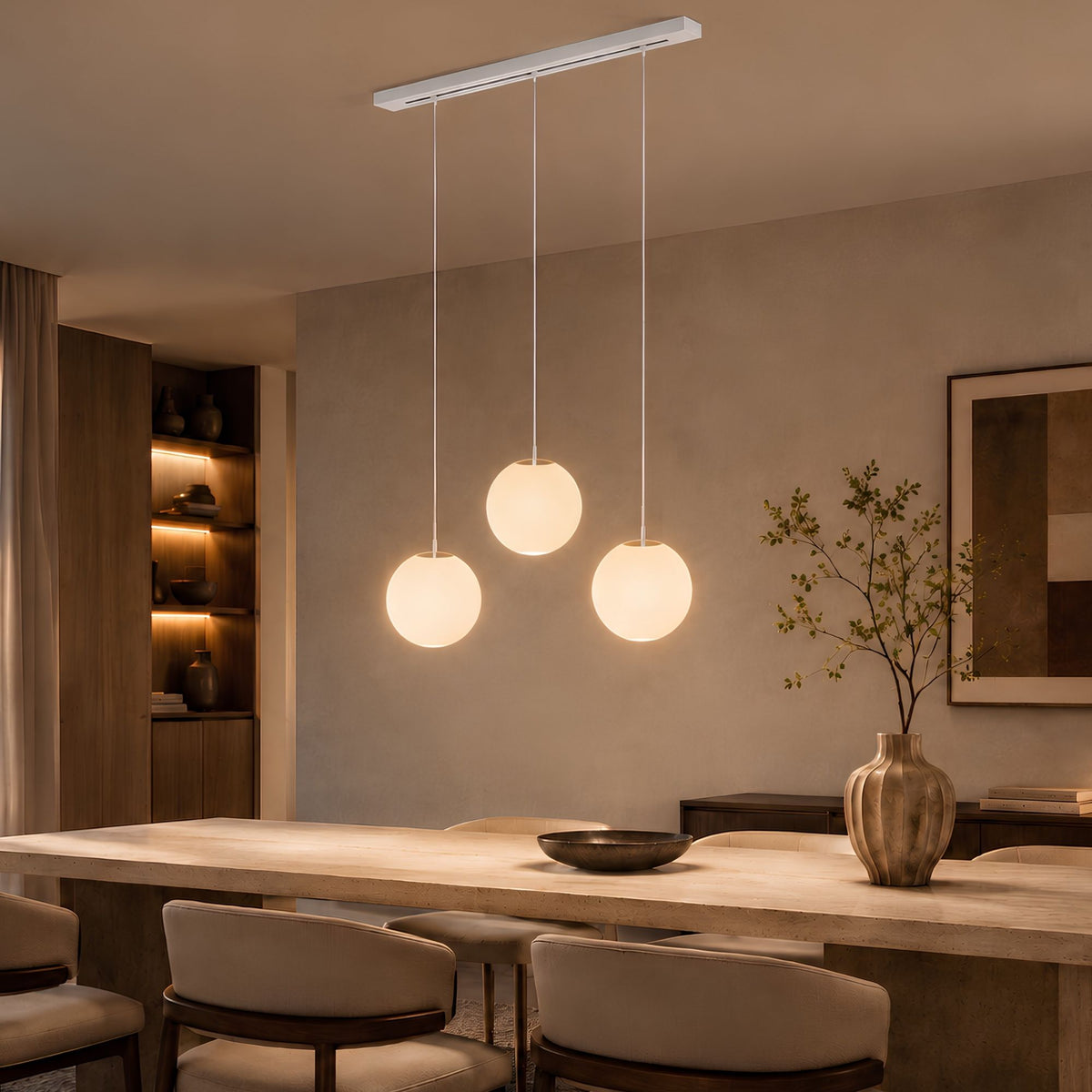 Suspension à barre blanche et câbles blancs, globes lumineux au-dessus d'une table