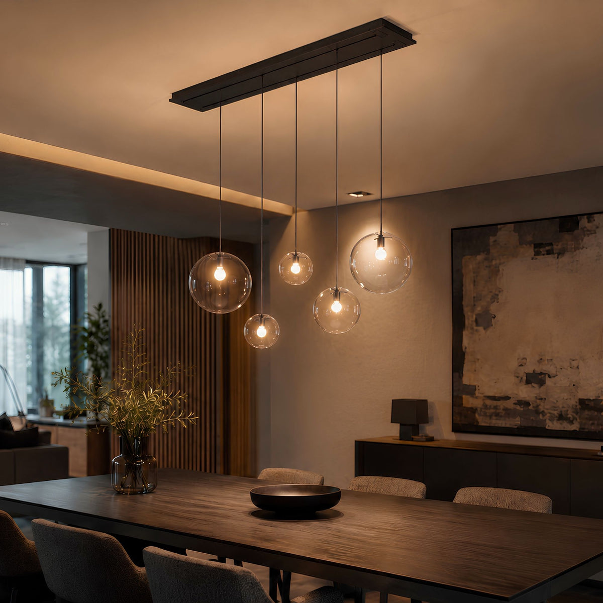 Vue de trois quarts du luminaire allumé dans un séjour contemporain