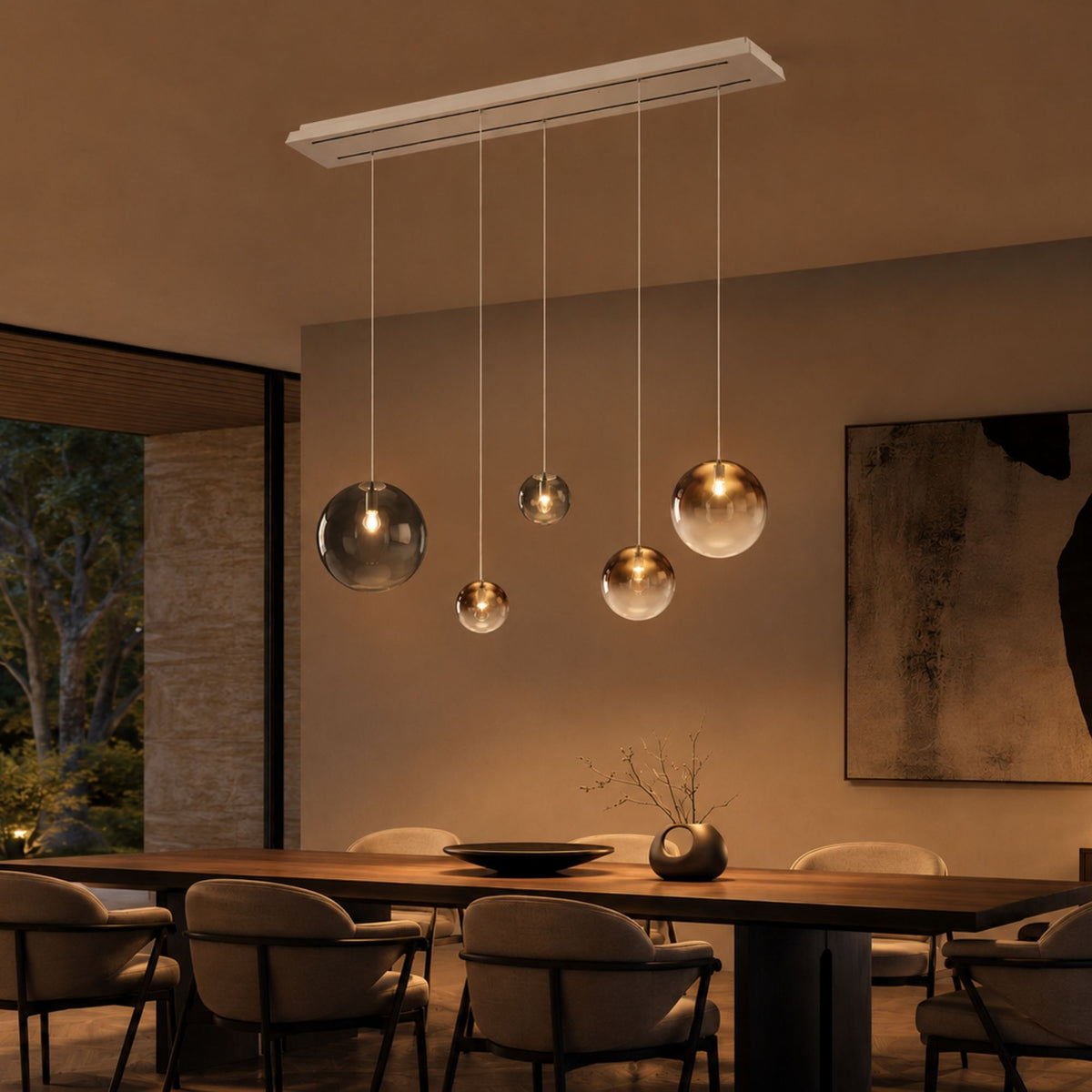 Mise en ambiance nocturne, suspension allumée éclairant une table en bois massive