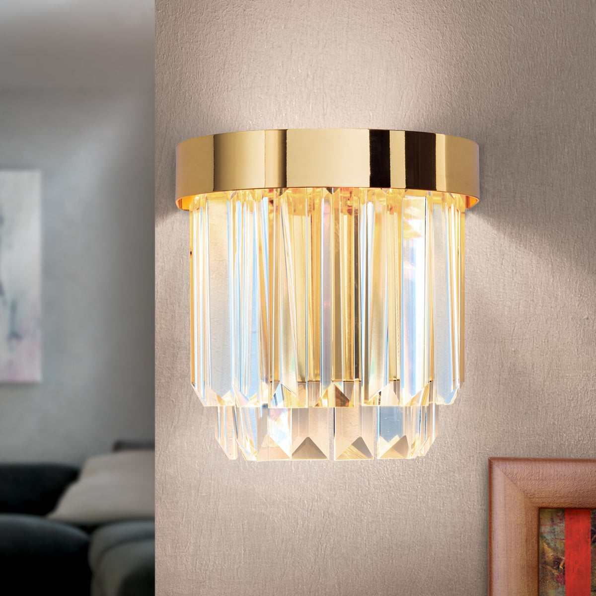 Vue rapprochée de l'applique dorée éclairée sur un mur texturé, lumière chaude