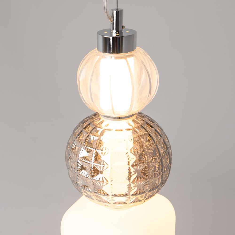 Détail du haut : capuchon chromé, sphère cannelée et boule de verre moulé