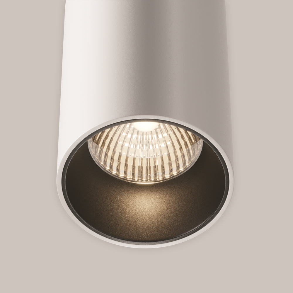 Détail du bas de la version noire montrant la grille diffuseur et l'intérieur doré