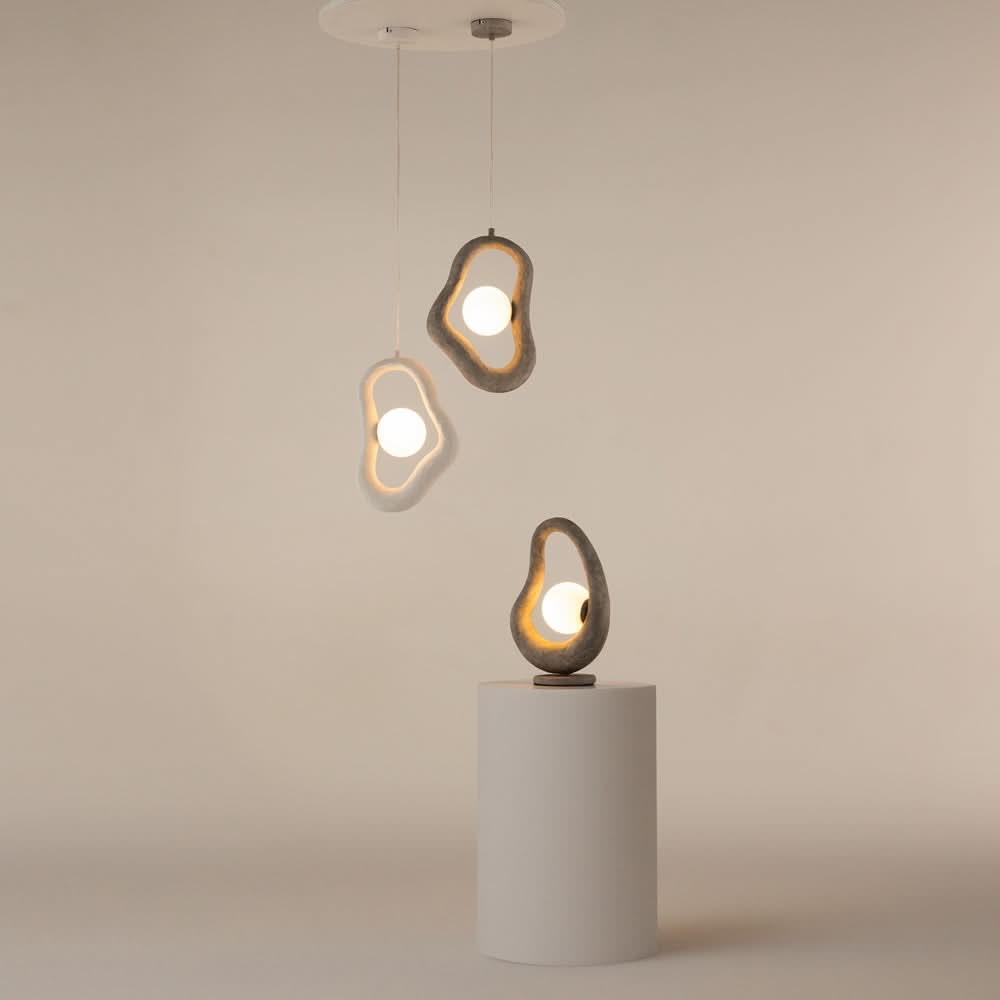 Mise en ambiance avec trois suspensions et une version posée sur socle blanc