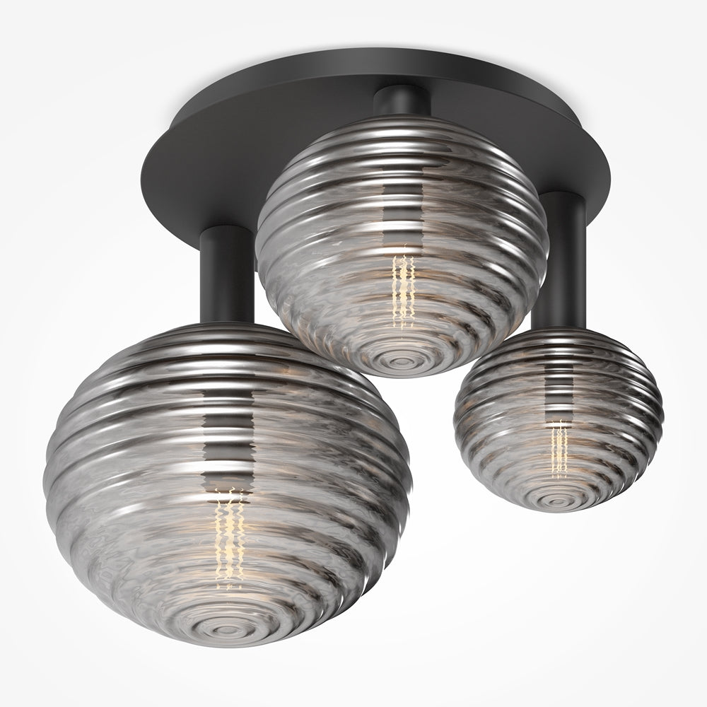 Vue en plongée des trois globes de verre suspendus à la platine