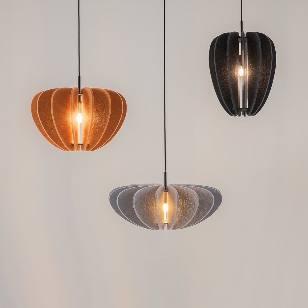Trois suspensions de teintes différentes, cuivre, gris et noir, suspendues côte à côte