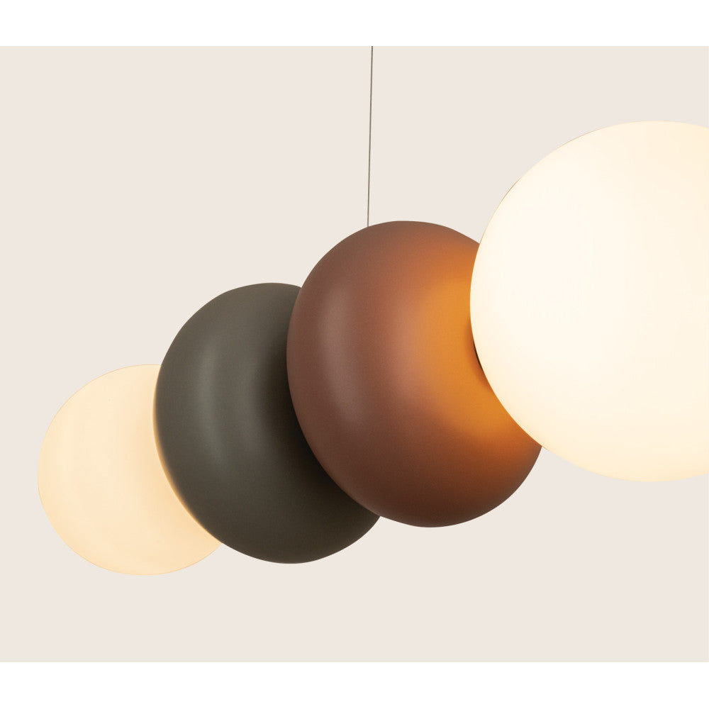 Vue latérale de trois formes colorées suspendues avec sphères blanches allumées.