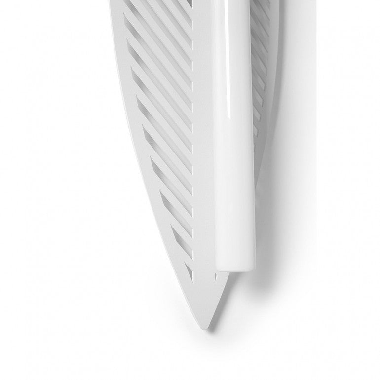 Détail rapproché des lamelles blanches ajourées et du tube diffuseur vertical