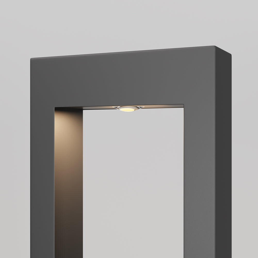 Détail du haut de la colonne montrant la led encastrée et la finition lisse