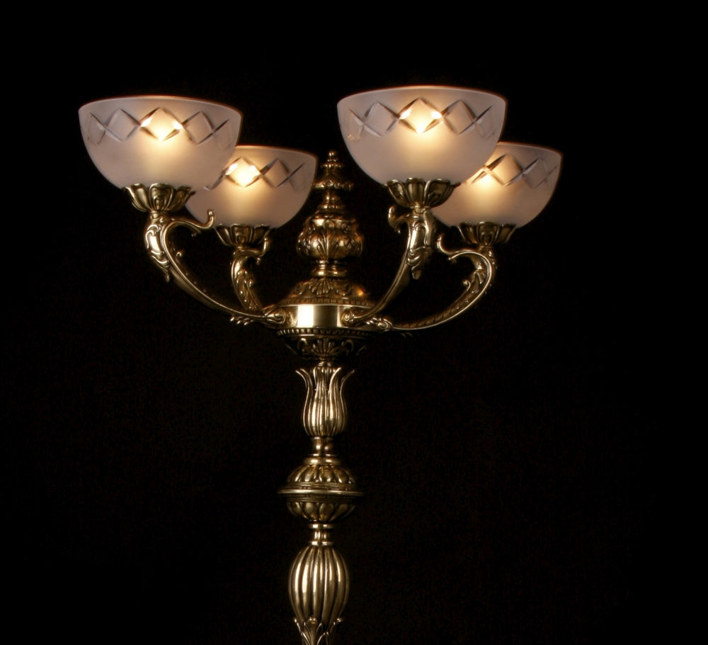 Détail du sommet ouvragé, bras recourbés dorés et coupelles en verre dépoli