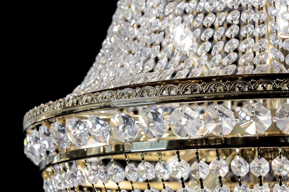 Gros plan sur la bague en laiton ciselé et les grosses pièces de cristal taillé
