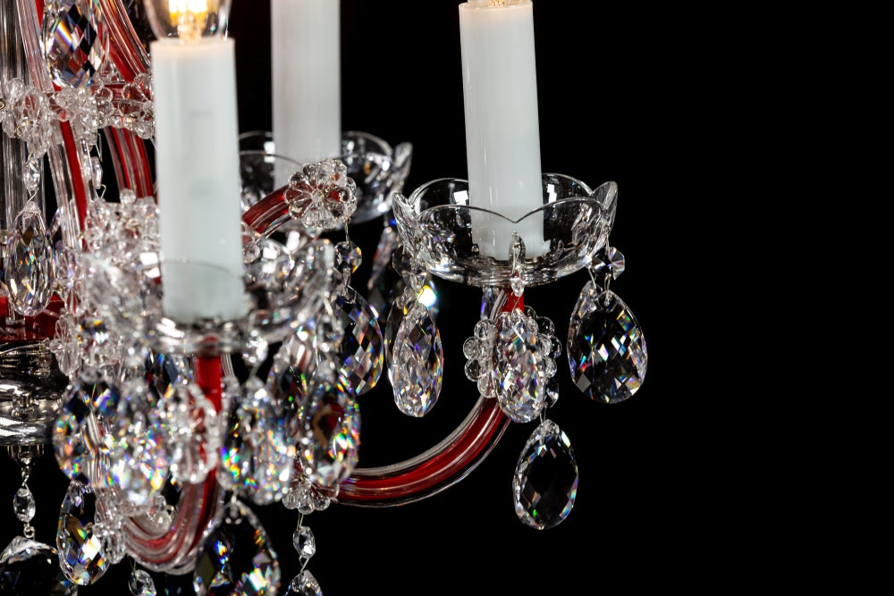 Détail rapproché des bougies allumées et des pendeloques de cristal scintillantes