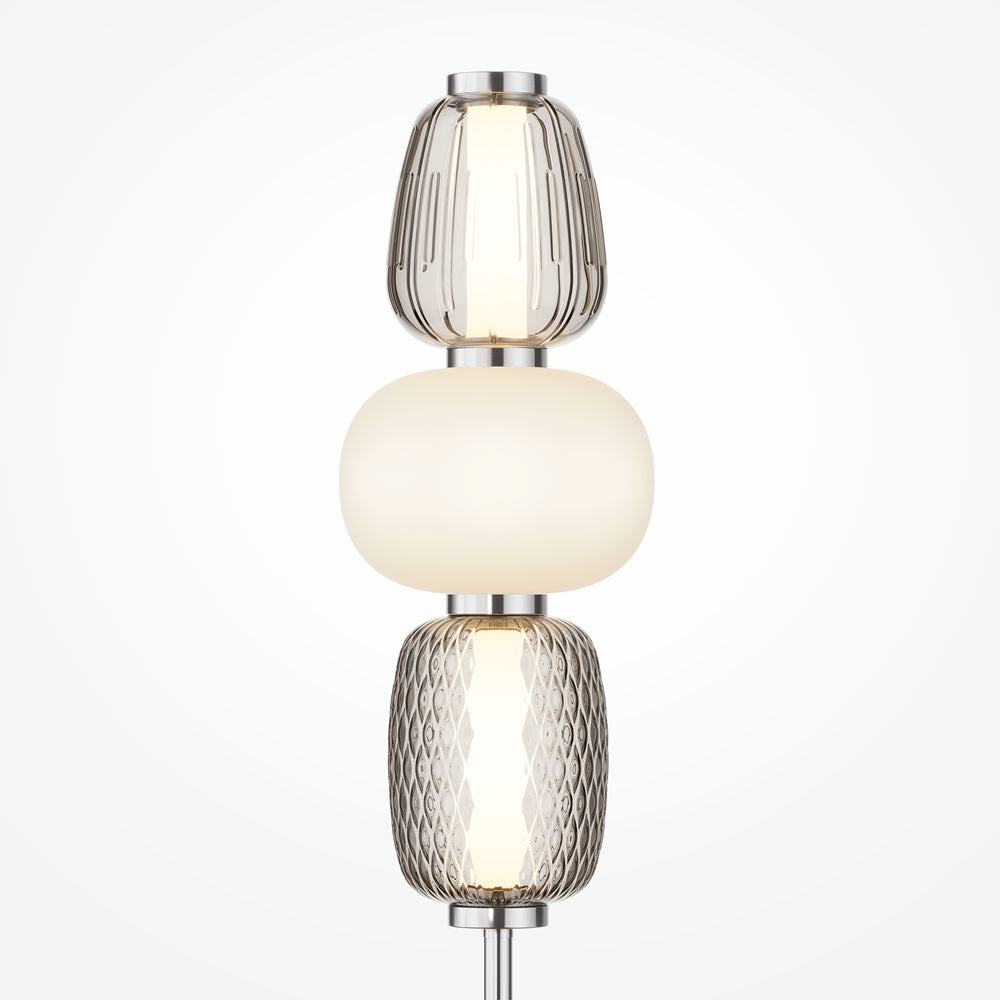 Détail des trois globes empilés : verre fumé facetté, opalin blanc et verre strié