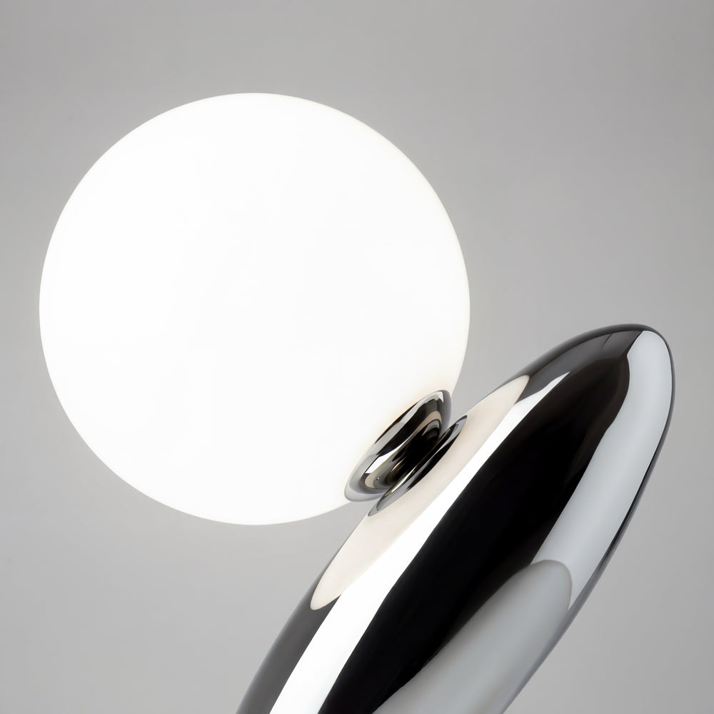 Détail rapproché de la sphère lumineuse et de son support chromé réfléchissant