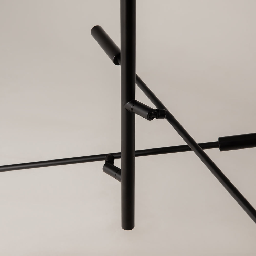 Détail de l'articulation centrale et des contrepoids cylindriques sur la tige verticale noire