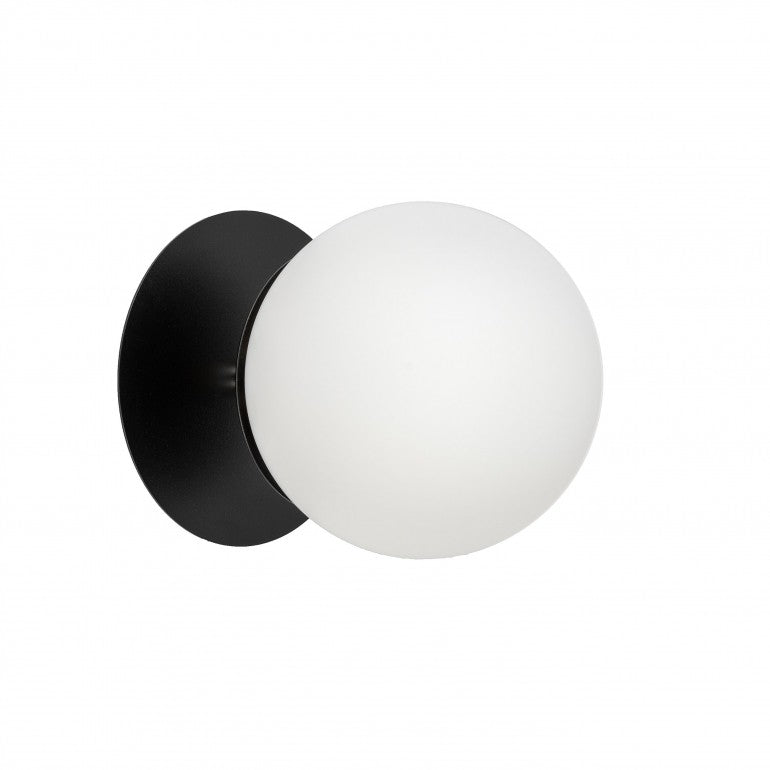 Vue de face trois quarts, sphère opaline devant la base ronde noire