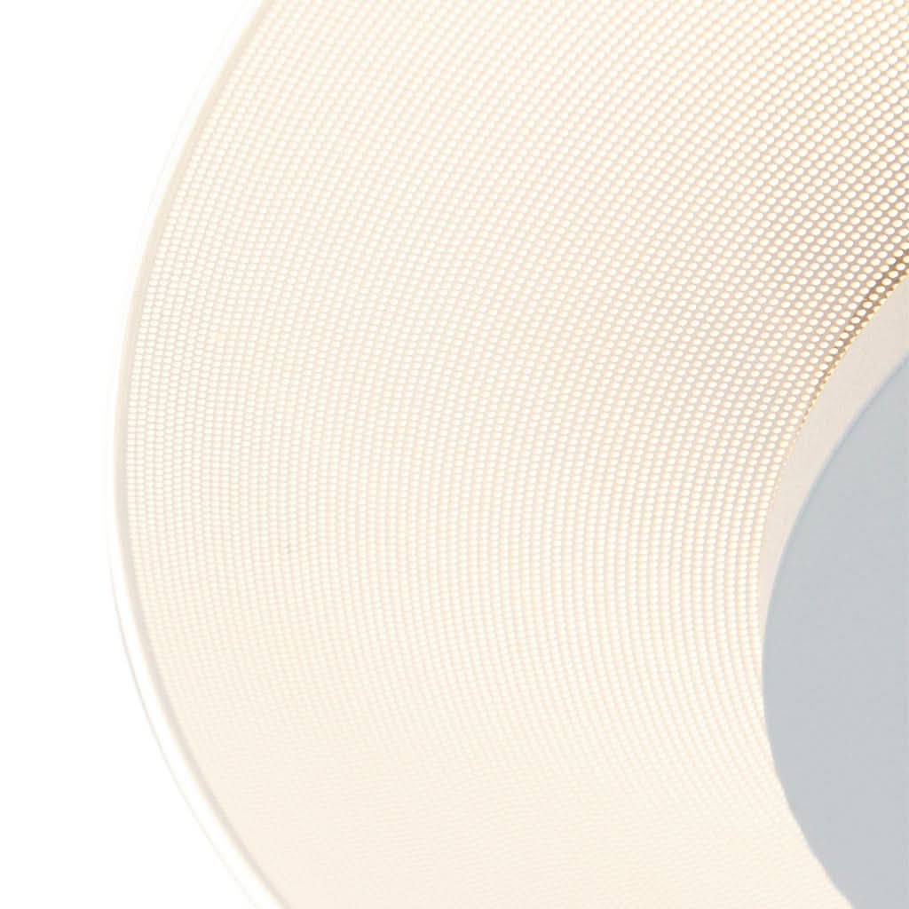 Détail de la finition texturée de la couronne extérieure beige du luminaire.
