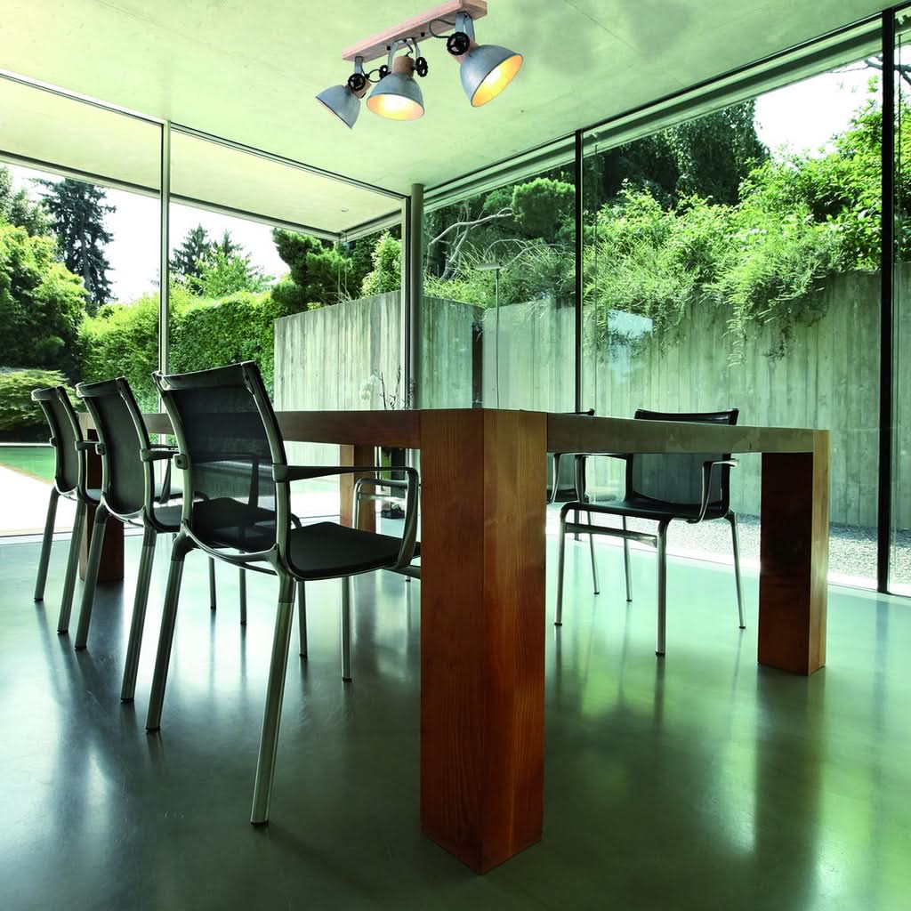 Mise en ambiance au-dessus d'une table dans une salle à manger moderne.