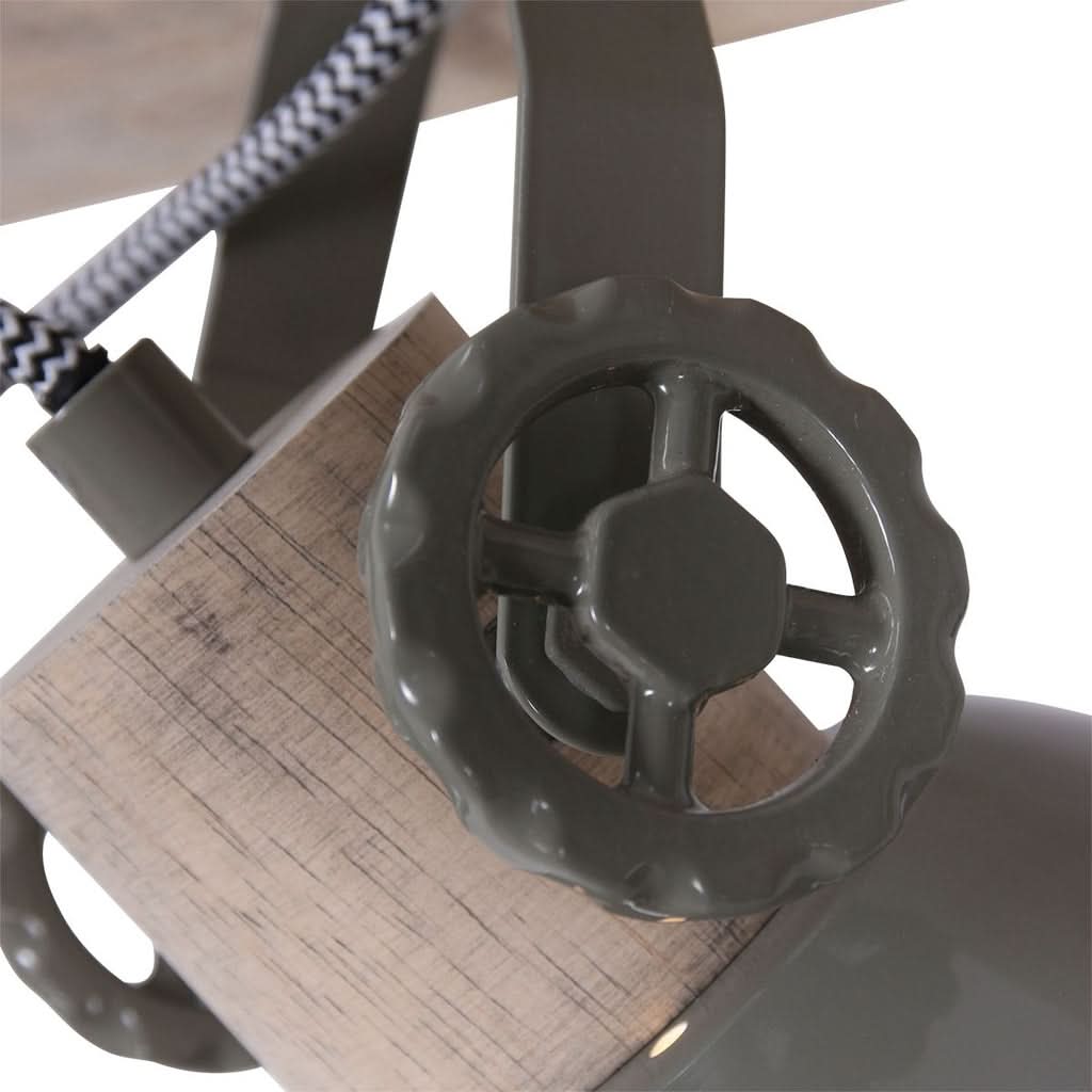Détail de la molette de réglage et du bois du plafonnier vert Gearwood