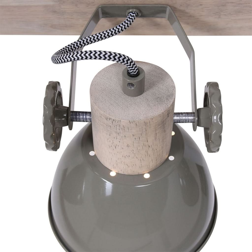 Gros plan d'un spot vert orientable du plafonnier Gearwood