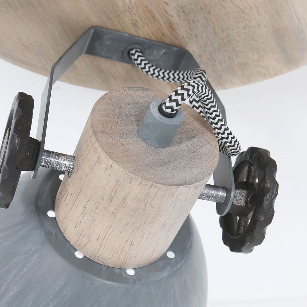 Détail du support cylindrique en bois, du câble tressé et de la monture métallique grise.