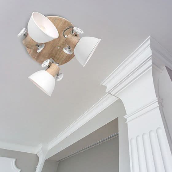 Plafonnier installé au plafond dans un intérieur avec moulures blanches