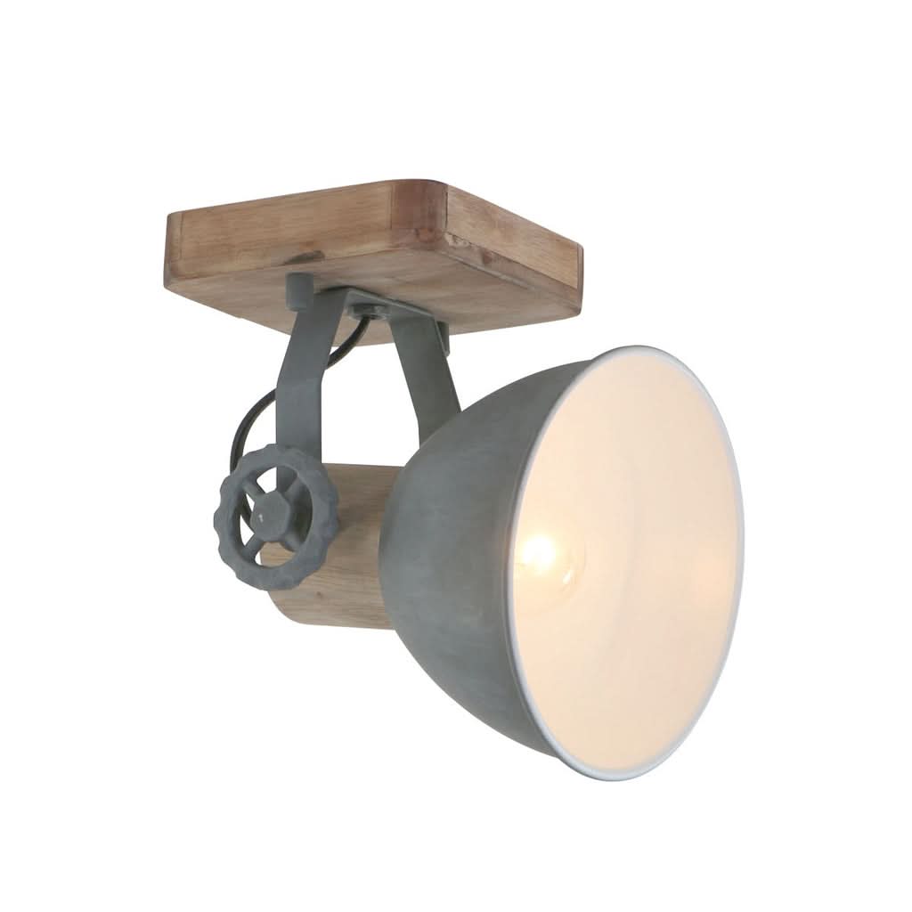 Vue de trois quarts du luminaire incliné, montrant la fixation en bois et le réflecteur métallique.