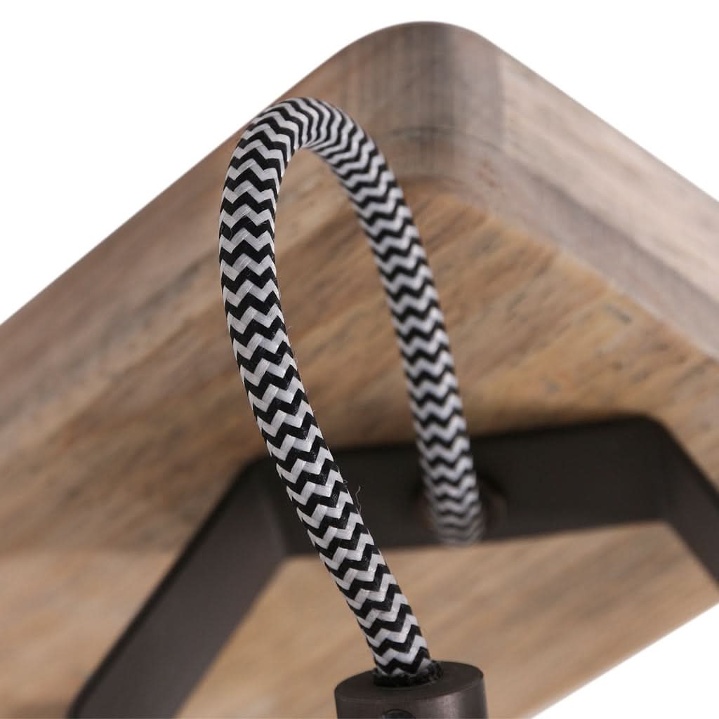 Détail du câble textile noir et blanc à motif chevron formant une boucle
