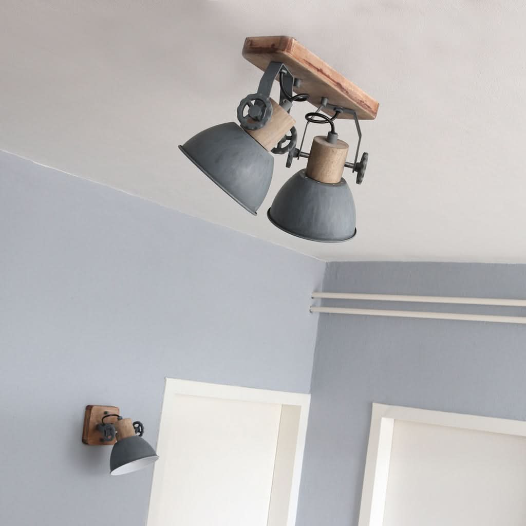 Luminaire vu en contre-plongée, accompagné d'une applique murale assortie dans une chambre.