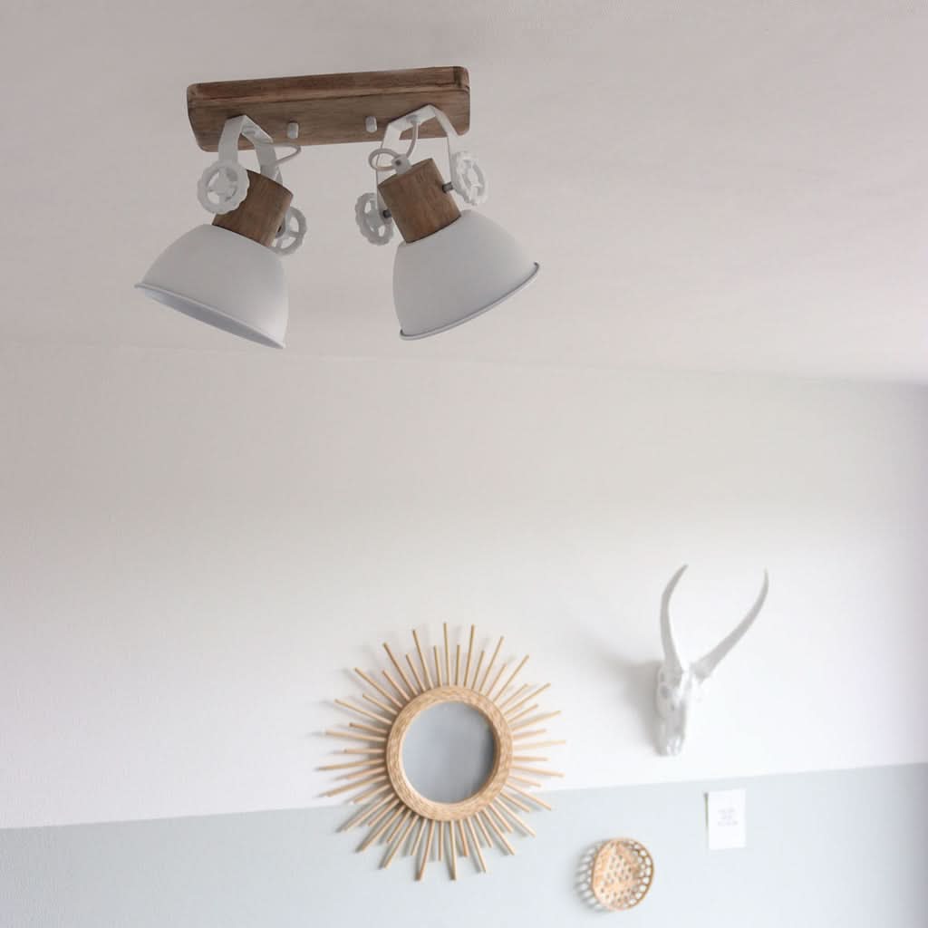 Plafonnier installé au plafond, mise en ambiance avec miroir soleil mural