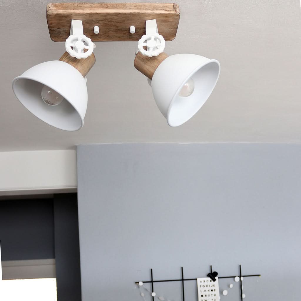 Vue rapprochée du plafonnier fixé au plafond, ampoules visibles sous les cônes