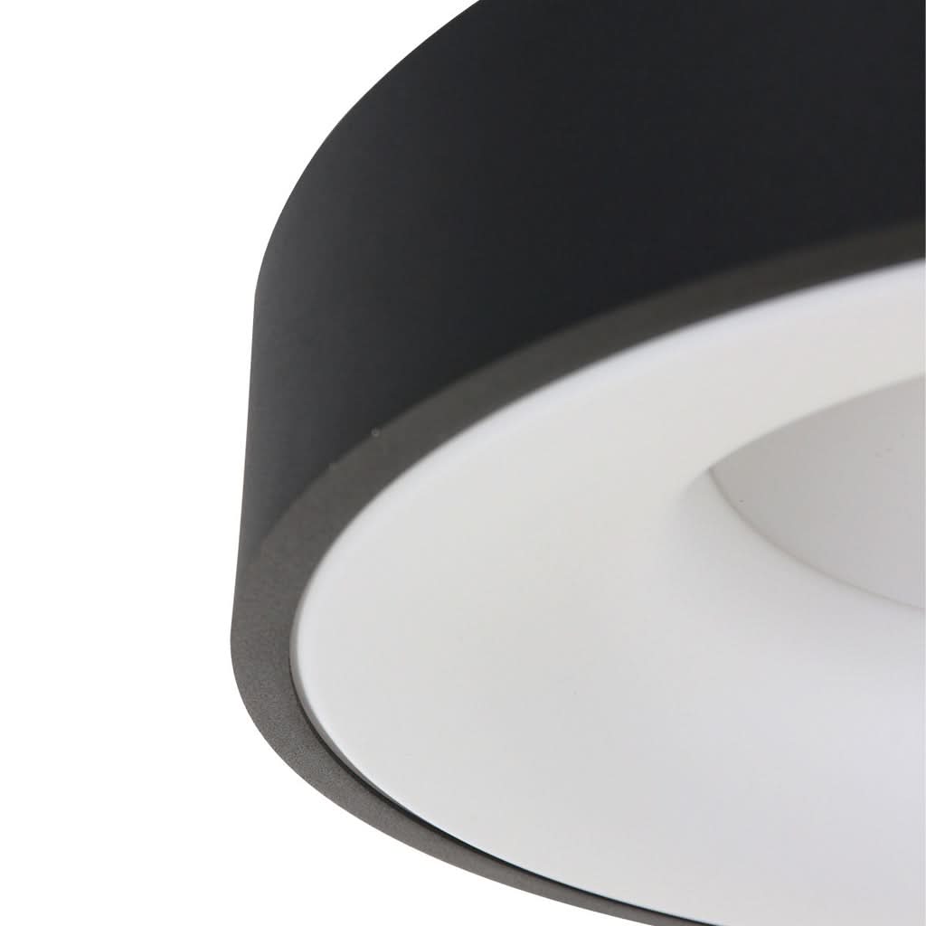 Détail rapproché du cerclage noir mat et du diffuseur blanc éteint