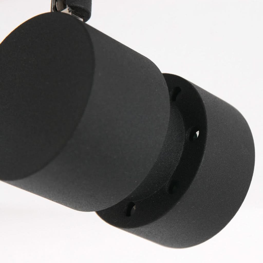 Gros plan sur le cylindre noir mat et sa bague percée