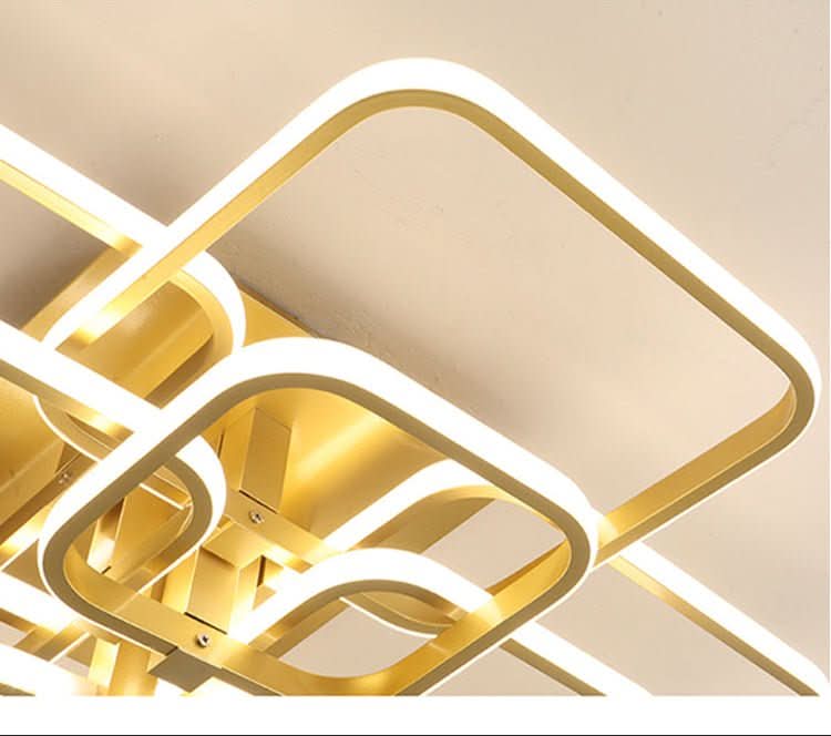 Gros plan sur la finition dorée et les rubans LED du luminaire