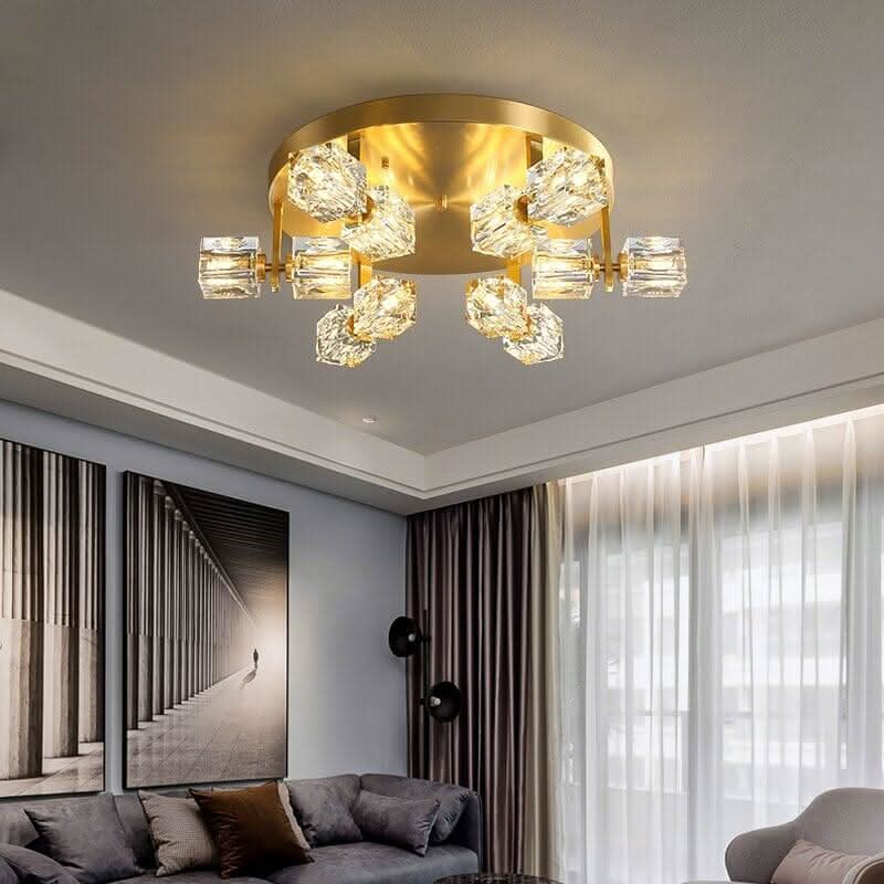 Luminaire doré en hauteur dans un salon contemporain près de grandes fenêtres