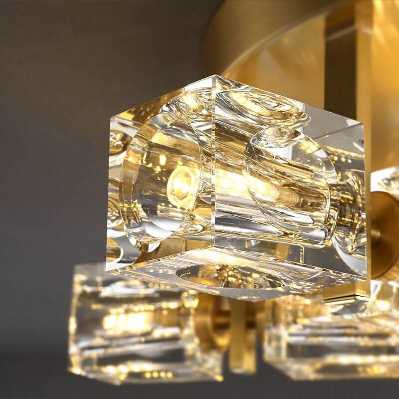 Gros plan sur un cube de cristal traversé par une ampoule dorée