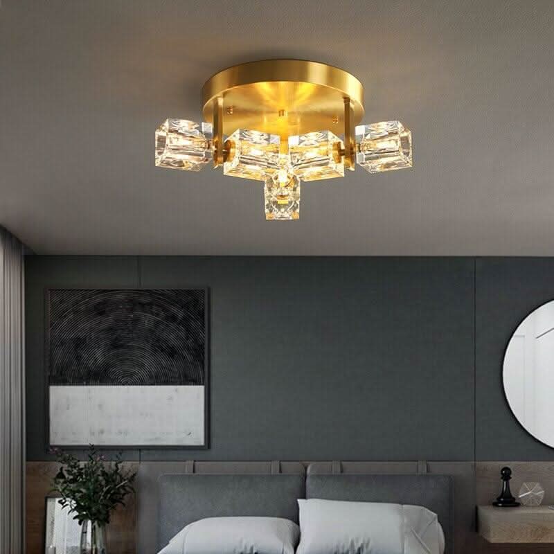 Plafonnier en laiton doré éclairé, installé au plafond d'une chambre grise
