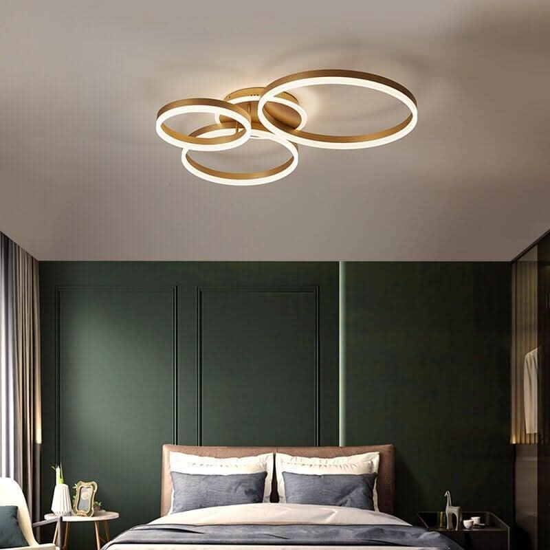 Luminaire allumé au plafond au-dessus d'un lit à tête verte