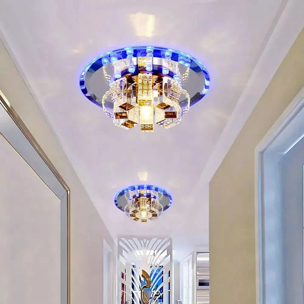 Couloir avec deux plafonniers identiques fixés au plafond, éclairant la perspective.