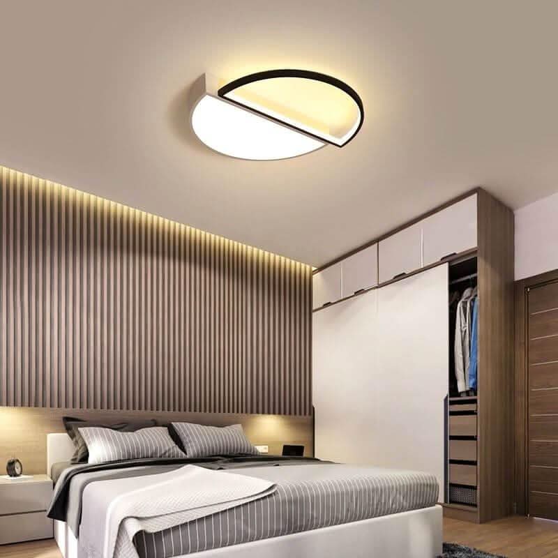 Luminaire vu de biais, chambre contemporaine avec tête de lit en lattes et armoire blanche