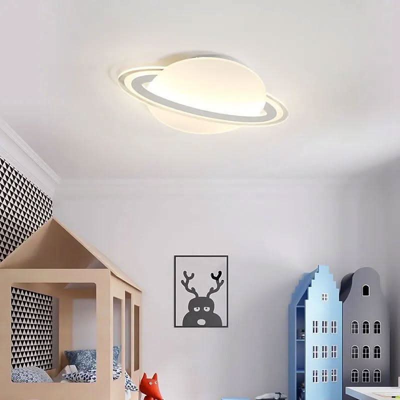 Plafonnier Saturne allumé au plafond d'une chambre avec meuble maison en bois.