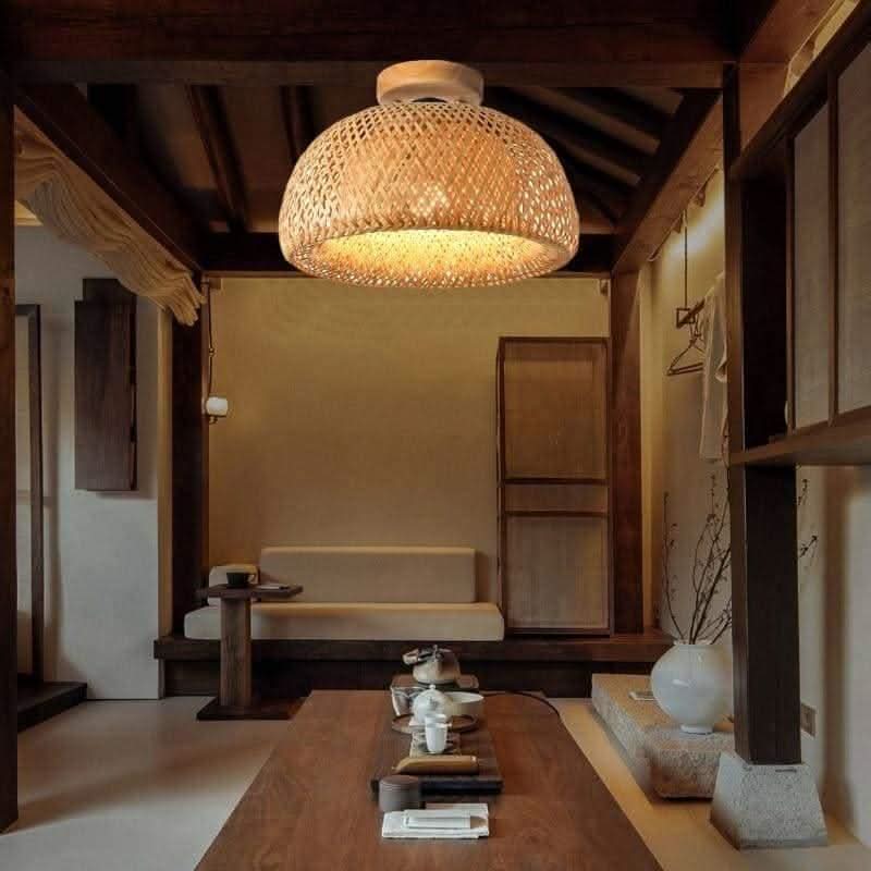 Vue du plafonnier allumé au-dessus d'une table basse dans un intérieur japonais