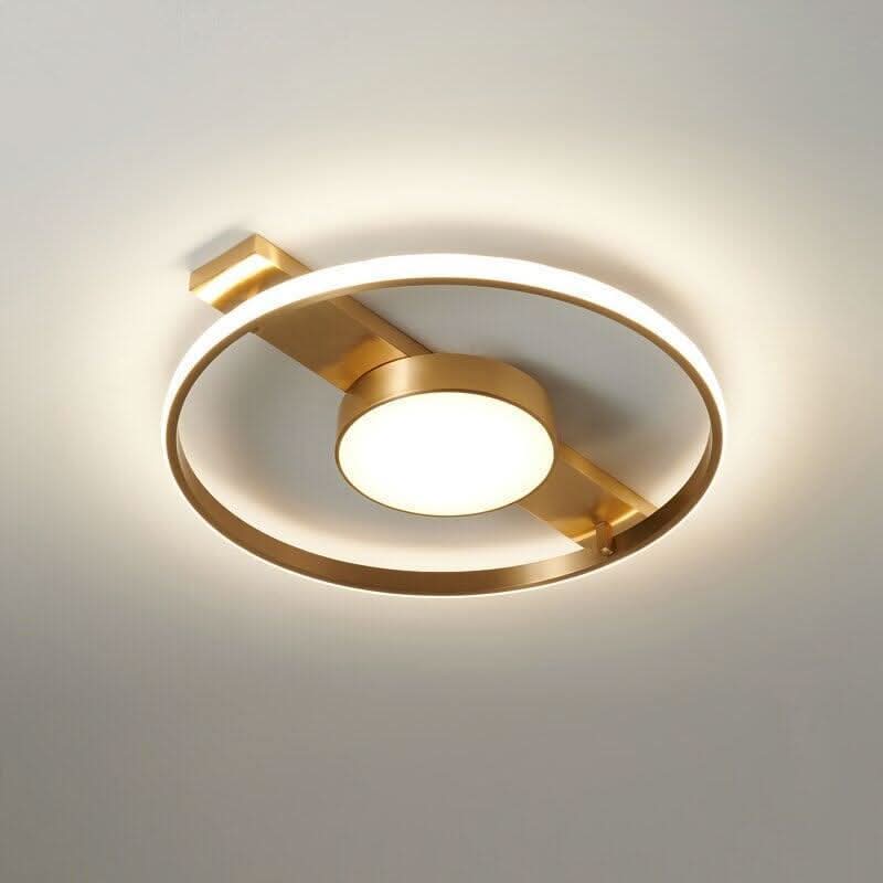 Vue de face du luminaire ovale doré allumé sur fond neutre