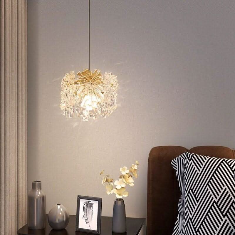 Luminaire suspendu vu de près près de vases et d'un cadre photo