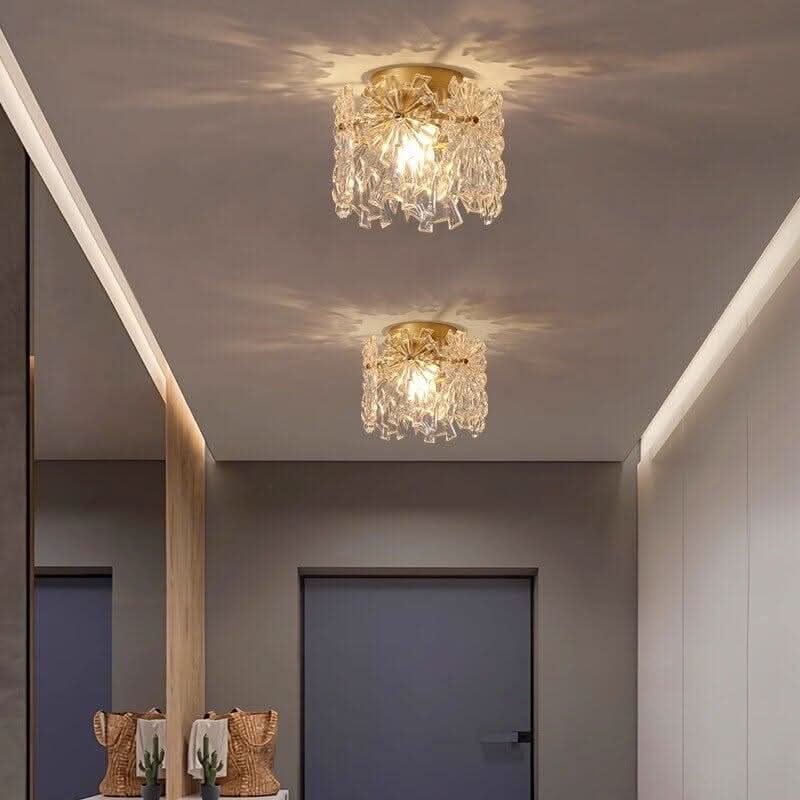 Deux plafonniers en cristal fixés au plafond d'un couloir avec miroir