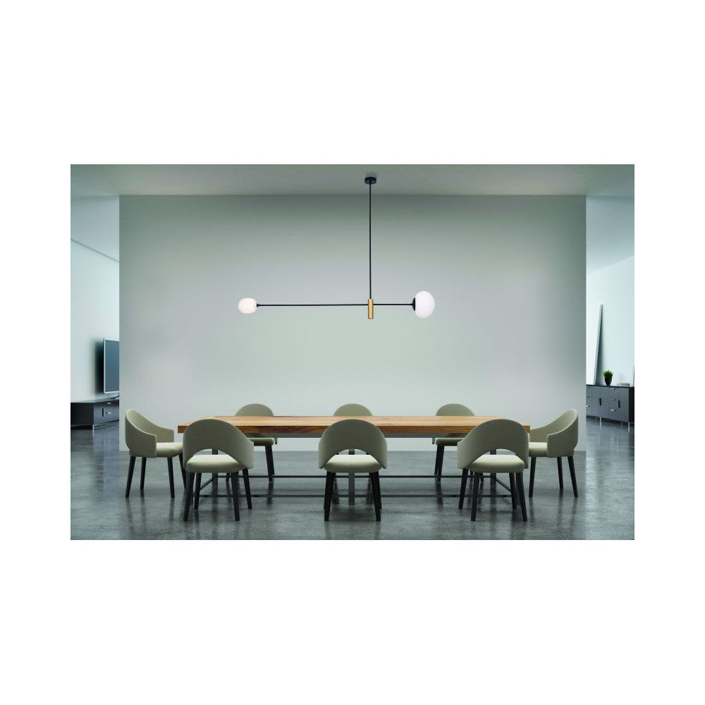 Suspension installée au-dessus d'une grande table en bois, dans une salle à manger minimaliste.