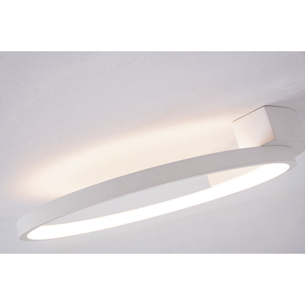 Plafonnier allumé fixé au plafond, anneau lumineux diffusant une lumière chaude.